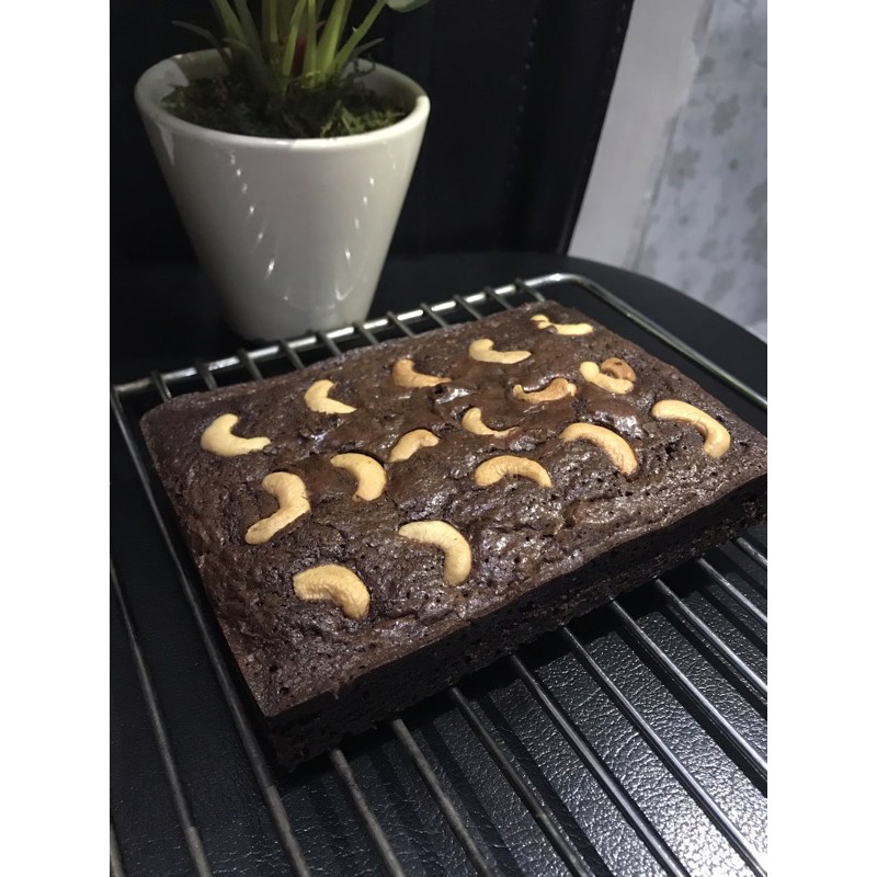 

Fudgy Brownies Panggang Cokelat 29 x 10 cm | Kacang Mede by Zanis