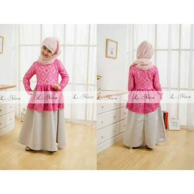 Gamis brokat pink dengan hijab
