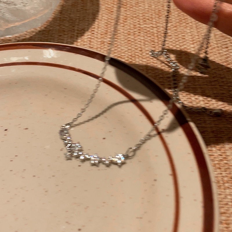 Kalung Rantai Liontin Bunga Bahan Alloy Lapis Silver Hias Berlian Imitasi Untuk Wanita