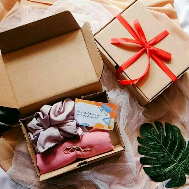 

Gift box Kado Ulang Tahun Kado Wisuda Hampers Hijab Gift box