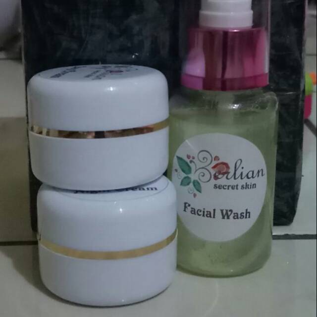 Salep Pelicin Wajah Acne 11 Berlian Secret Skin SPW                         Oxytera oxyglow glowing