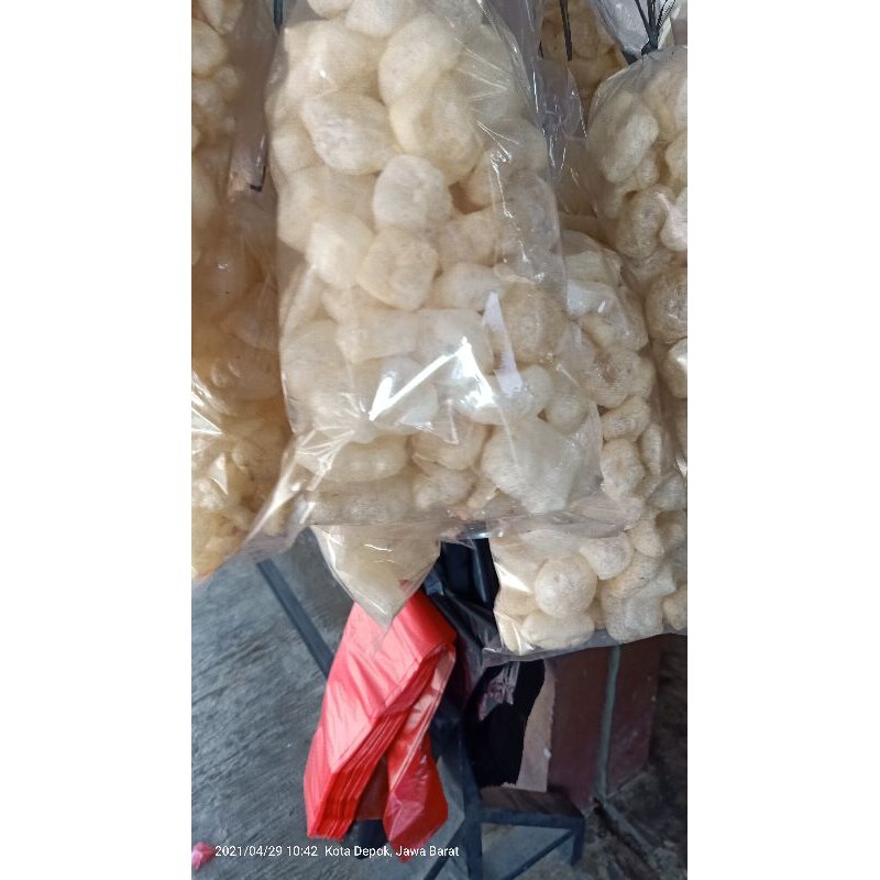 

Krupuk kulit krecek buat gudeg tersedia tawar dan asin