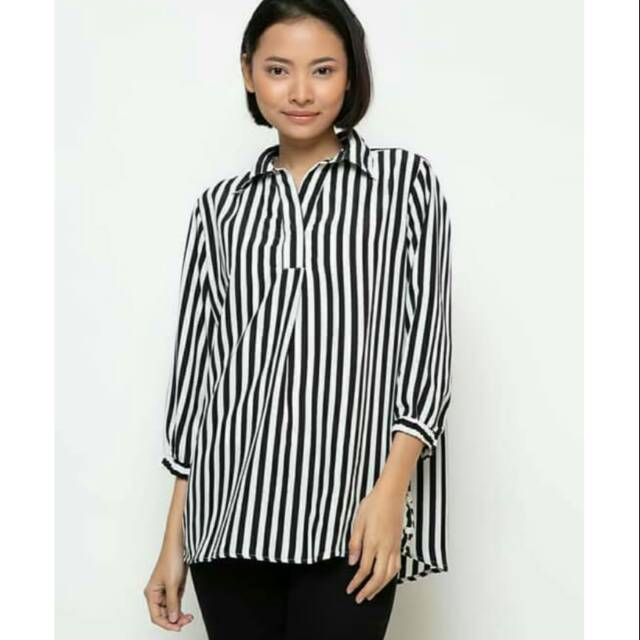 St yves kemeja hitam putih