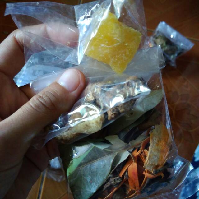 

Wedang Uwuh 1 box isi 10pcs, rempah lebih lengkap isi lebih banyak