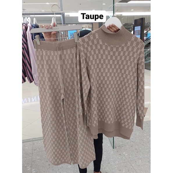 Signature Comfy Sweater Taupe L by Benang Jarum