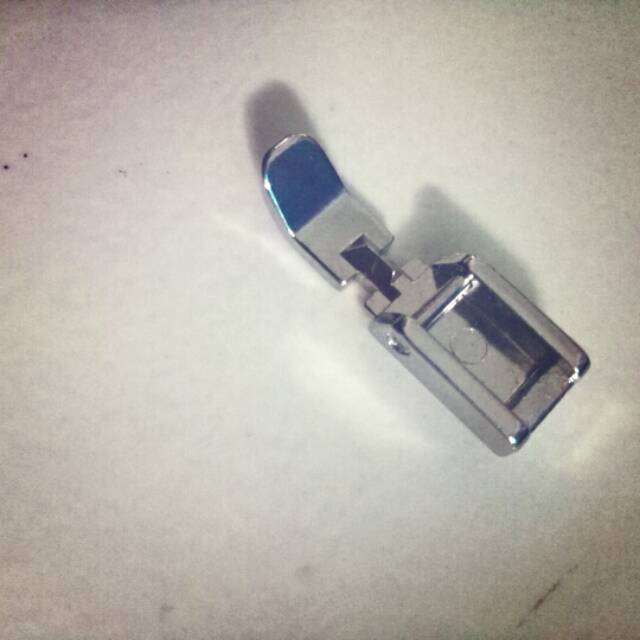 Sepatu sleting / zipper khusus untuk mesin juki hzl 12z