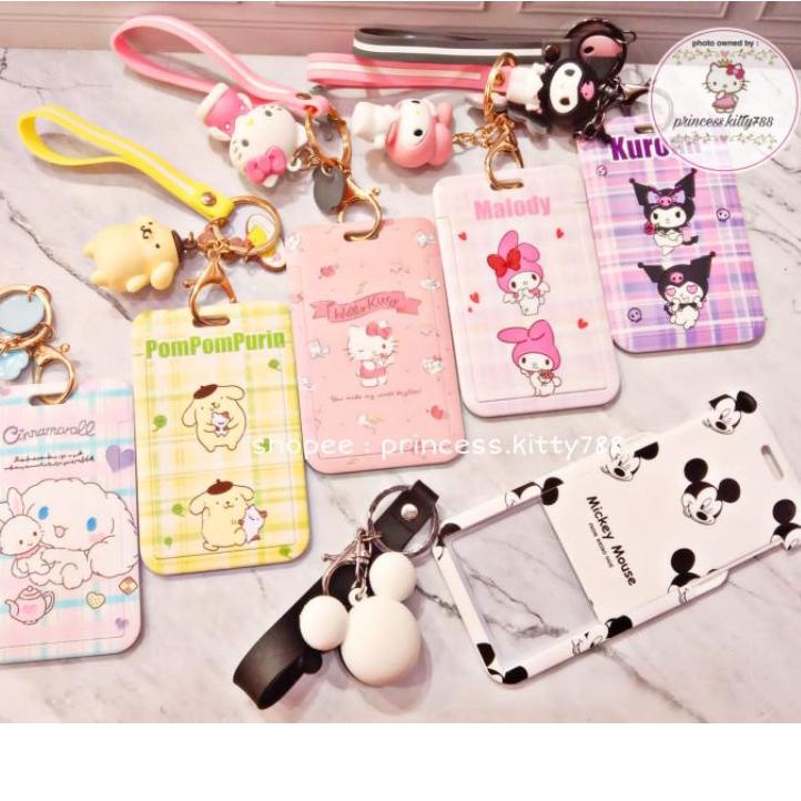 

GANTUNGAN ID CARD TALI PENDEK / NAME TAG TALI PENDEK + BONEKA / ID CARD HOLDER KARTU NAMA TANDA PENGENAL | KARAKTER HELLO KITTY MELODY KUROMI CINNAMOROLL POMPURIN KUROMI MICKEY MINNIE