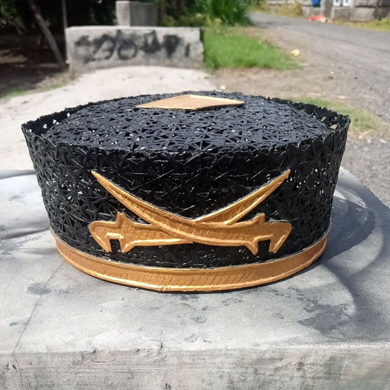 songkok anyaman bambu hitam emas motif pedang