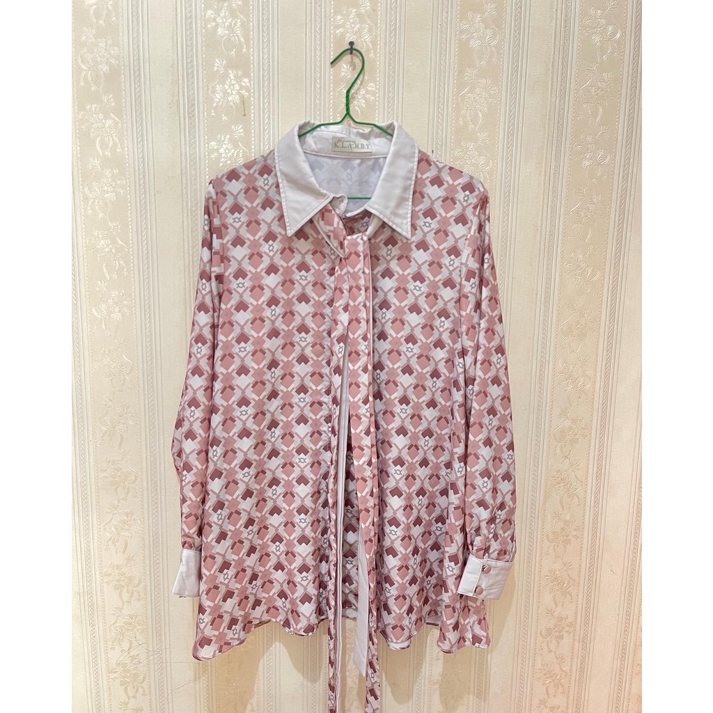 preloved wearing klamby yara shirt blush size L like new