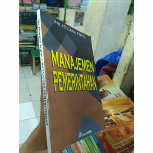 

Manajemen pemerintahan by Inu Kencana Syafiie