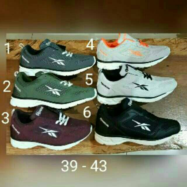 Sepatu olahraga reebok