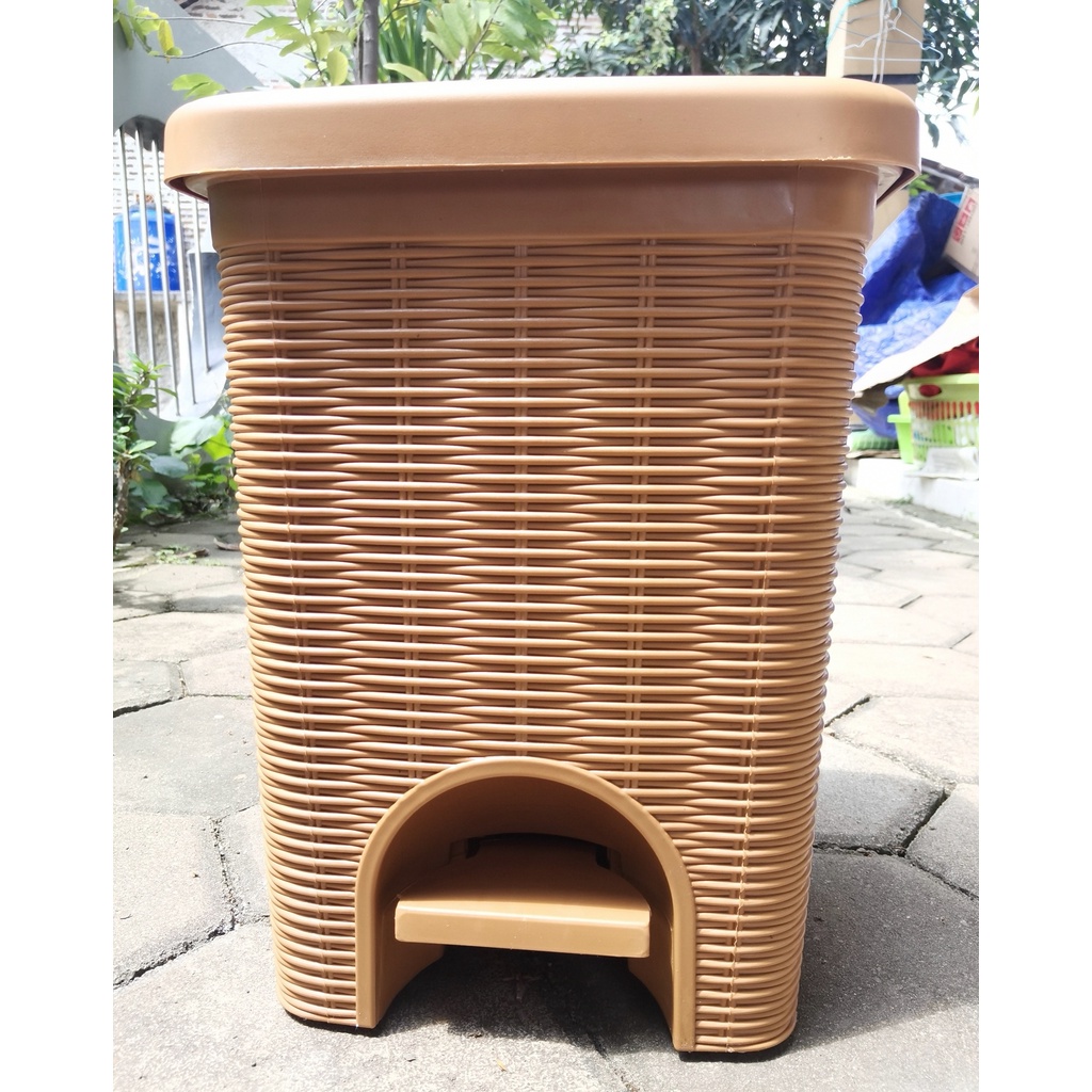 Tempat Sampah Injak 15 L Yutaka / Tong Sampah Injak Dapur Pub Yutaka / Wadah Sampah Injak Kamar