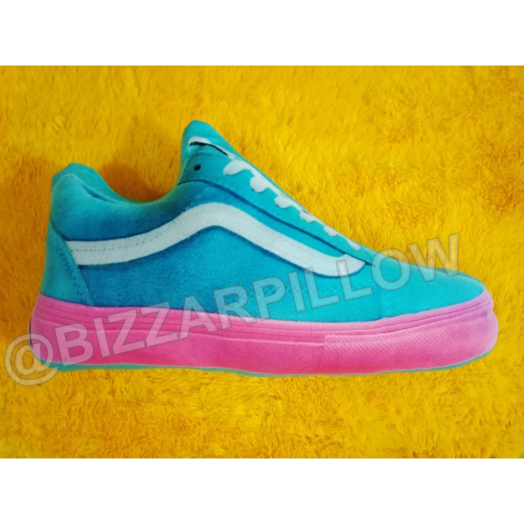 Bizzarpillow Bantal Sofa Bentuk Sepatu Vans / Snakers / Nike / Convers BZ212