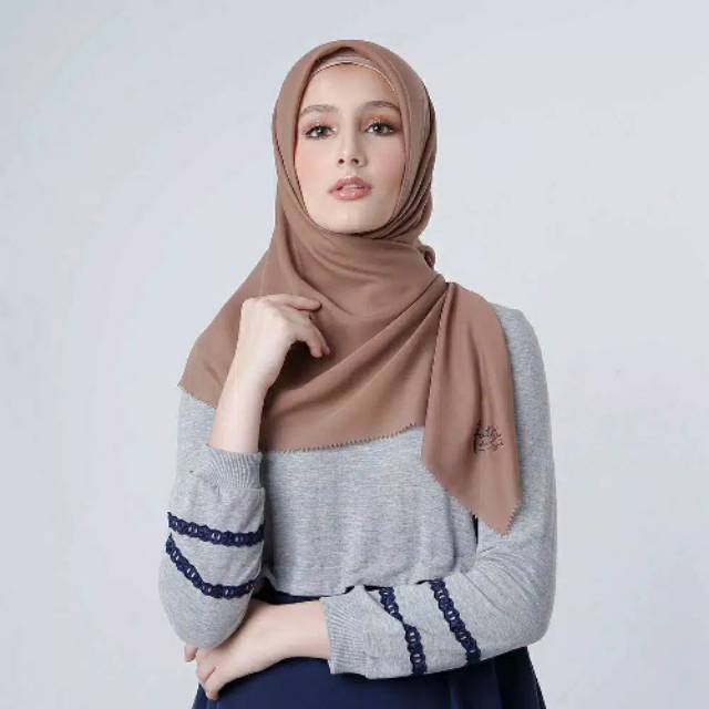 Kerudung Fatin Shidqia Lubis, Kerudung Laser Cut Zig Zag Scarf Zoya