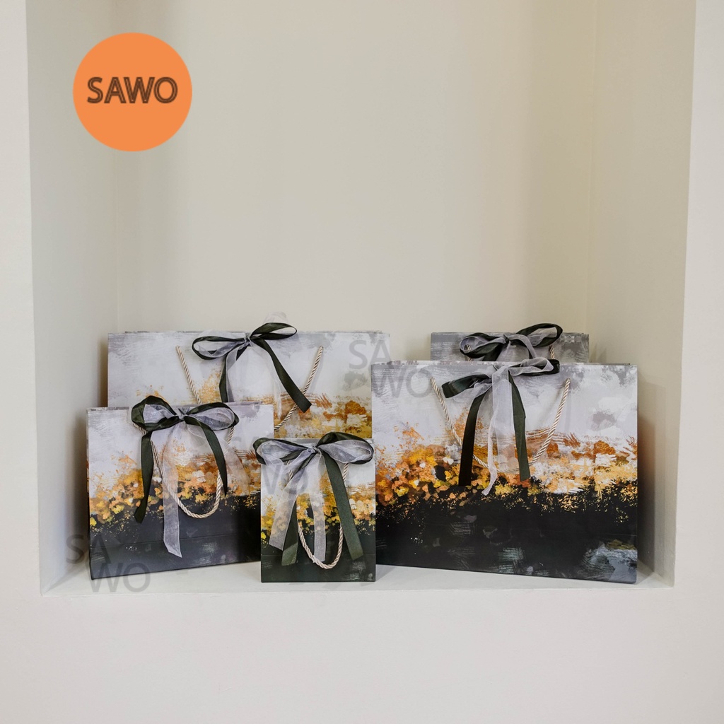 

Gold Black Paper Bag With Double Ribbon Termasuk Dua Pita| Kado Kantong Hitam Emas Hadiah