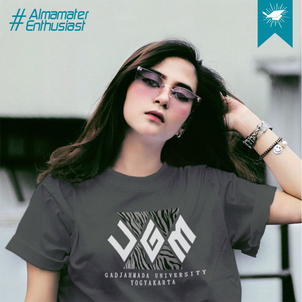 KAOS UGM | MERCHANDISE UGM | CAMPUSTEES | KAOS KAMPUS KAOS UNIVERSITAS DISTRO COMBED 30S POLYFLEX