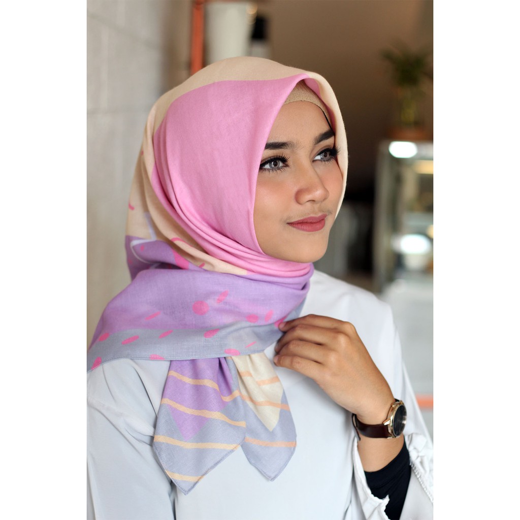 ROCELLA HIJAB NAURA BUBBLEGUM - Hijab Segi Empat Full Motif, Cantik dan Elegant