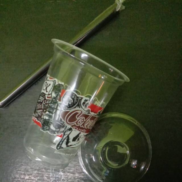 

Cup tutup dan sedotan