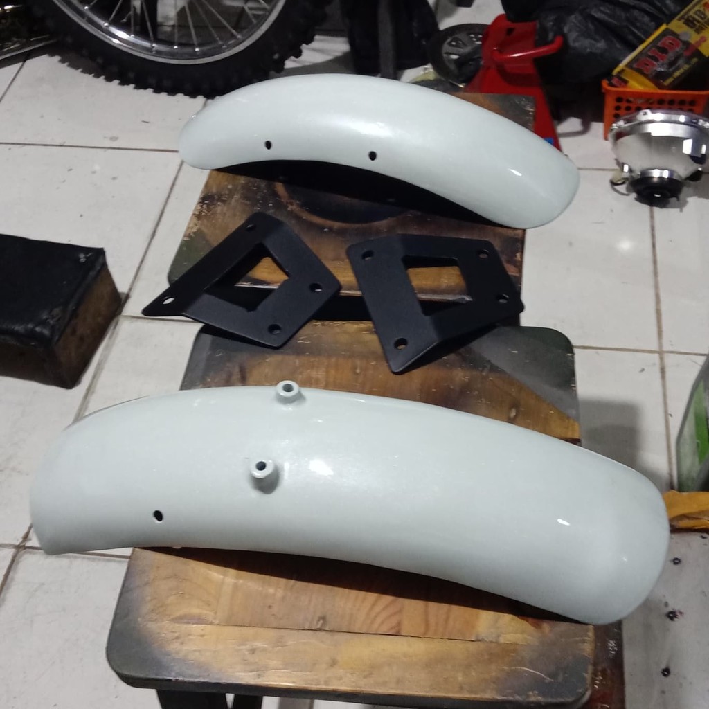 Spakbor Kawasaki W175 Warna Putih