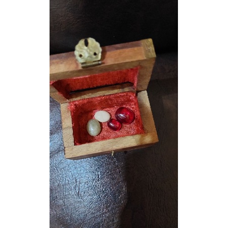 barang antik, batu, pedang dan tongkat