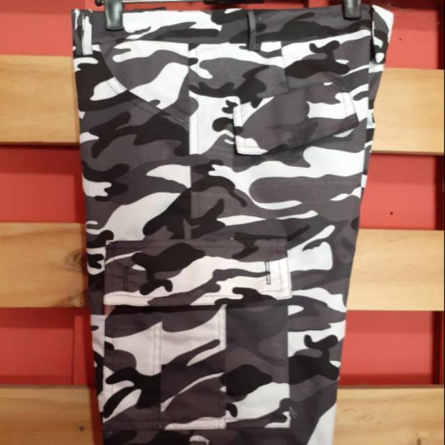 Celana pendek loreng putih biasa