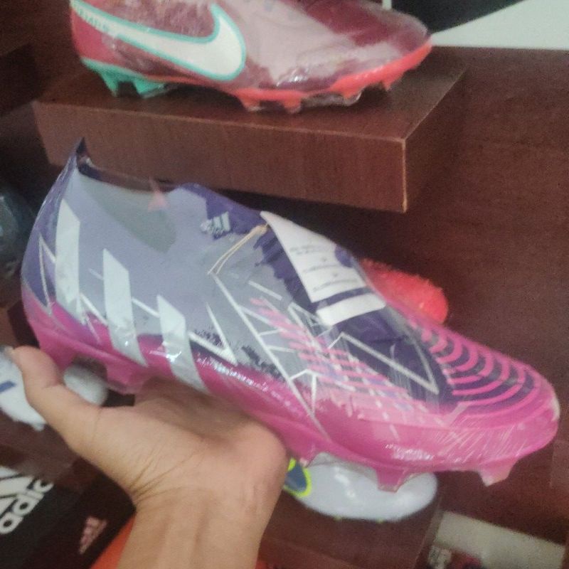 sepatu bola Predator edge.1