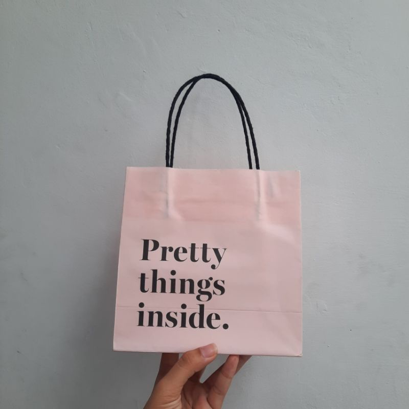 

THRIFT PRELOVED PAPER BAG SOCIOLA ORIGINAL TERBUAT DARI CRAFT PAPER / KERTAS KRAFT PINK MUDA SOFT SIZE SMALL / KECIL MAKE UP TAS KERTAS BERBELANJA HARGA MURAH OFFICAL STORE TERMURAH / COD / THRIFT PRODUCT / SECONDHAND / BARANG BEKAS / PAPERBAG