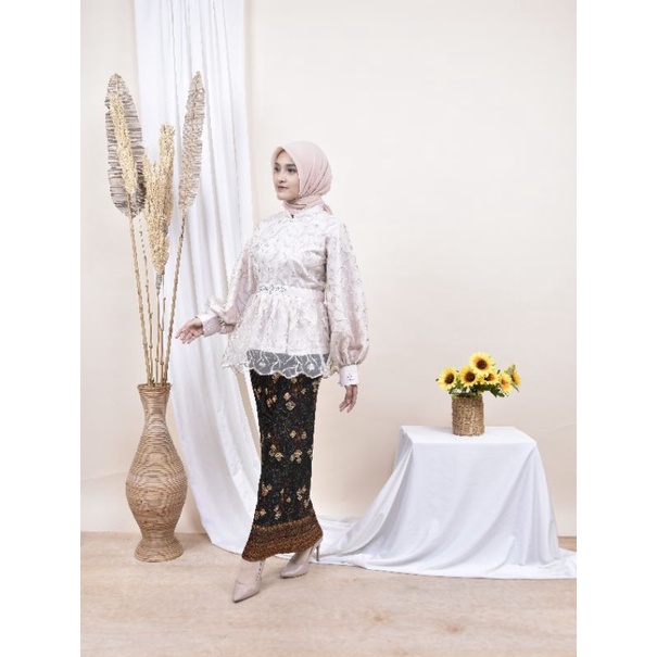 COUPLE NEWMANDA/AMEENDA CREAM