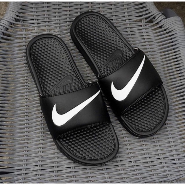 Sendal sandal  nike  benasi hitam putih  bukan sepatu basket 