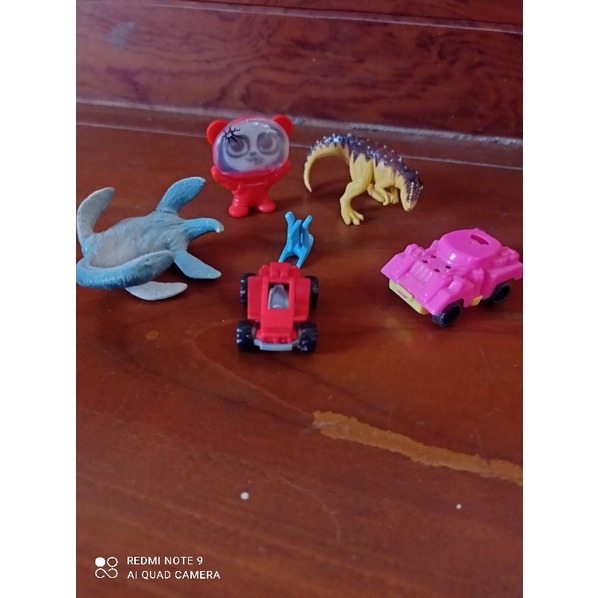 second mainan mobil, dinosaurus, dan satu panda astronot bekas