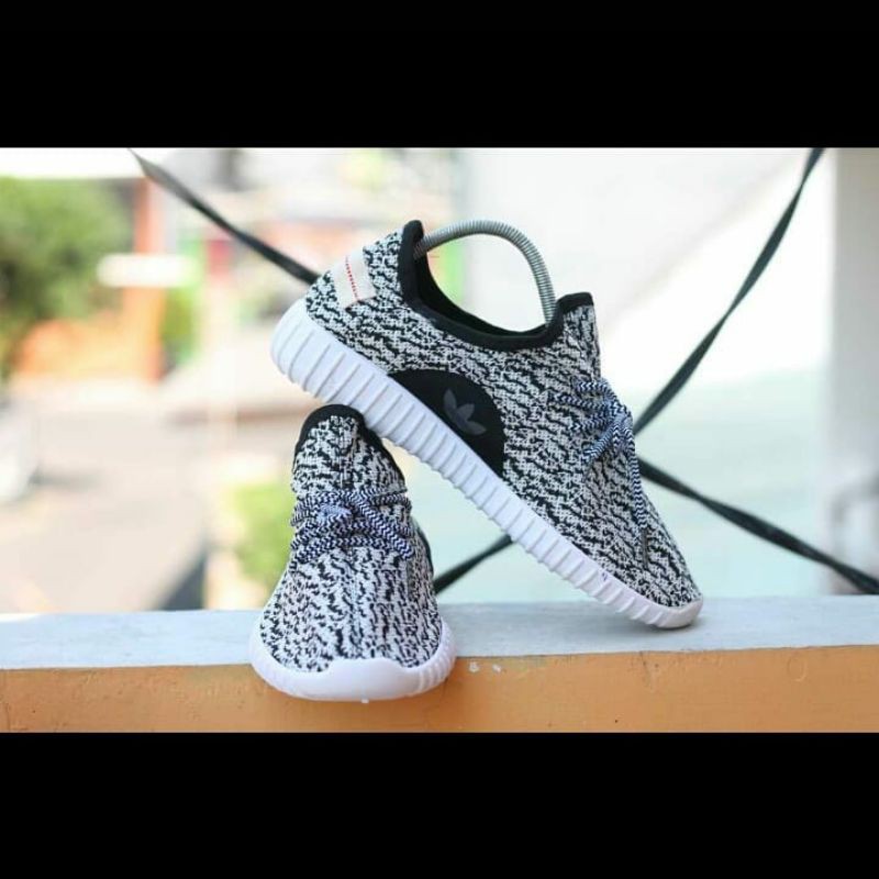 Sepatu Adidas Yezzy Import Premium Putih Vietnam Sneakers Man Women Running Jogging Senam Hadiah