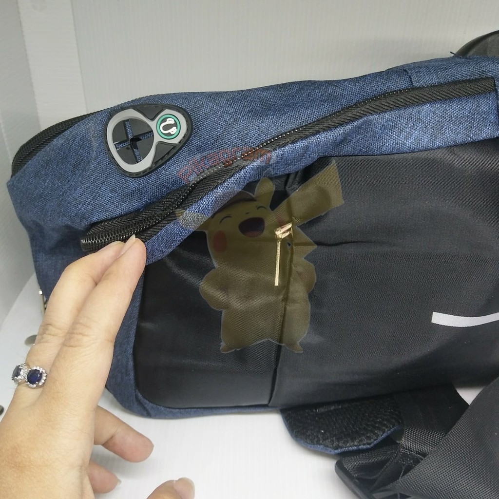 Tas Selempang Travel USB + headset Port  Tahan Air Sling Bag Tas Pria Tas Selempang Pria