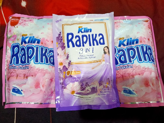 So Klin Rapika Pelicin Pakaian Pouch 400ml