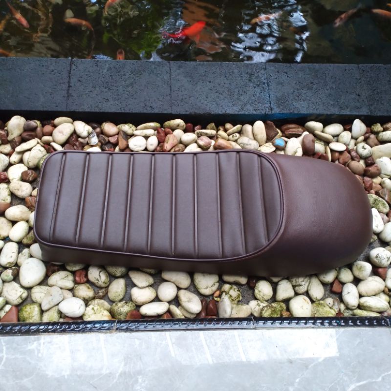 Jok motor custom cafe racer alas bengkok kulit cokelat lurus