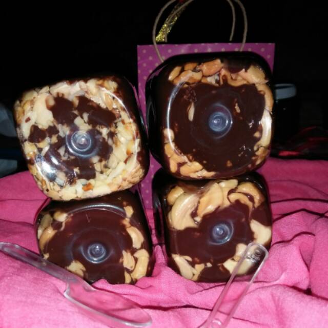 

Cokelat lumer (toping mede dan almond)
