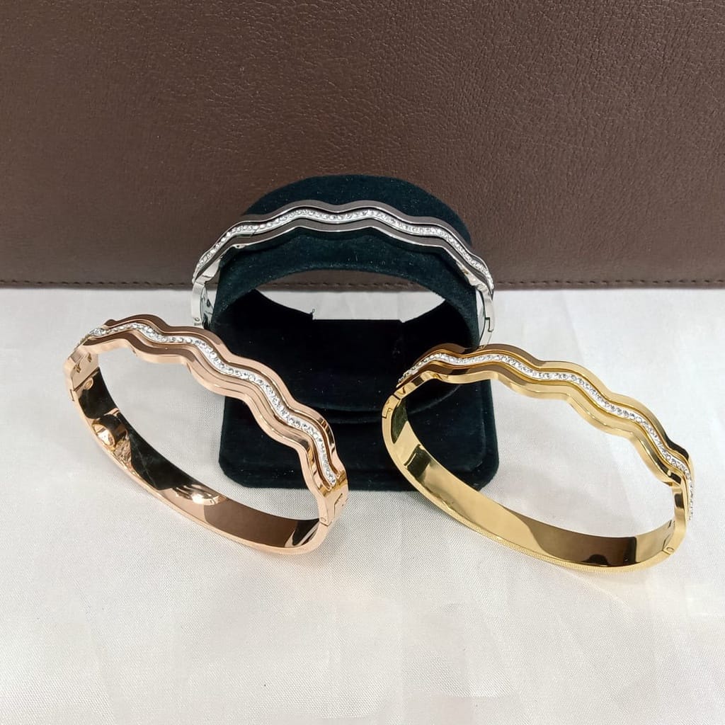 Gelang emas wanita / Gelang wanita terbaru kekinian / Gelang emas wanita / Gelang tangan wanita / Gelang wanita korea / Gelang xuping terbaru / Gelang titanium asli