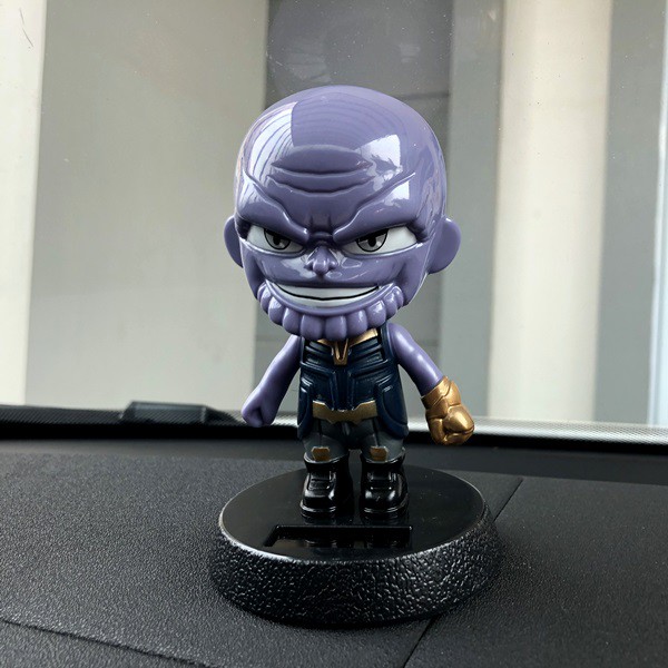 THANOS AVANGER SOLAR POWER Boneka Figure Miniatur Pajangan Mobil Goyang Kepala Shacking Head