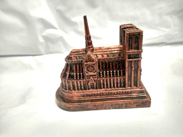 PAJANGAN MINIATUR NOTREDAMEDE PARIS UKURAN 15x10x7 cm BAHAN FIBERGLASS - DEKORASI RUMAH ICON DUNIA