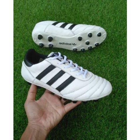 Muraaaahh.. Sepatu bola kulit Adidas.