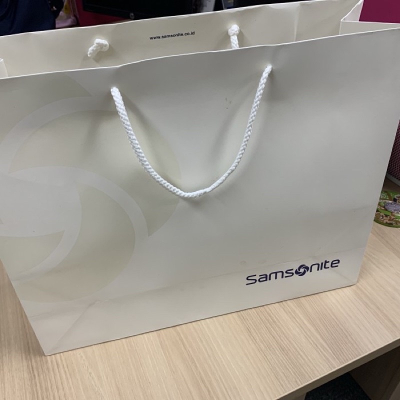 

Goodie bag paper bag samsonite asli original 44 x 15 x 35,5