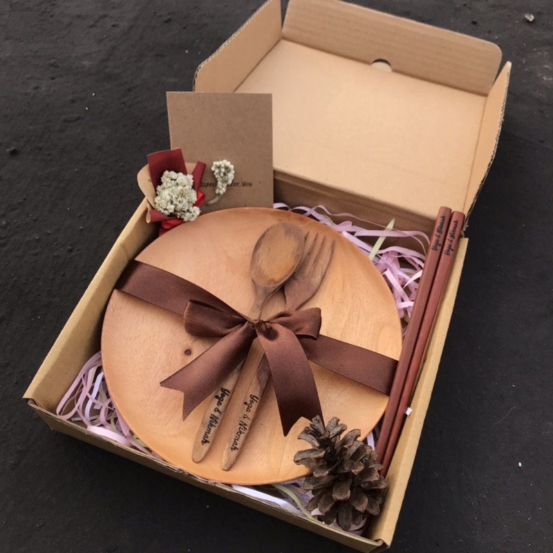 Hampers alat makan kayu (sendok, garpu, piring, sumpit). cutlery set kayu jati dan mahoni gratis gra