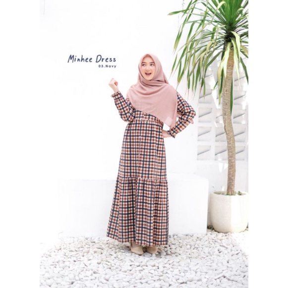 Minhee dress by Etuzi