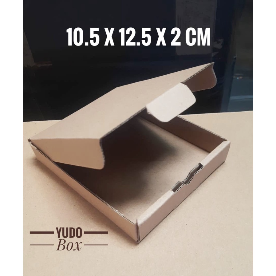 

Kardus karton uk. 10,5 x 12,5 x 2 cm...die cut box kotak Souvenir -dll