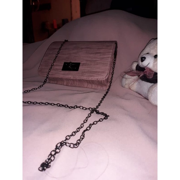 tas slempang wanita. tas rantai wanita. tas lovi serat kayu. fhasion wanita.tas slempang bahu wanita