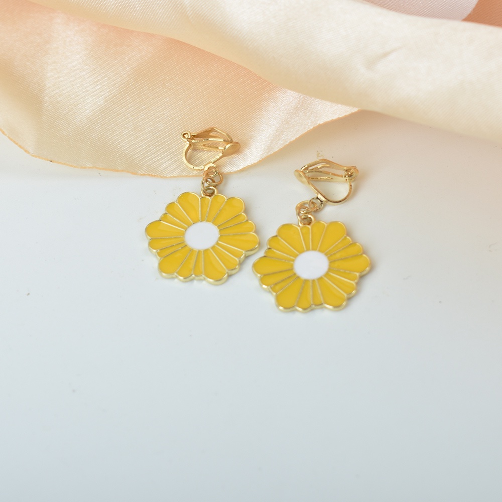 Anting Klip Enamel Bentuk Bunga Daisy Warna Kuning Untuk Wanita