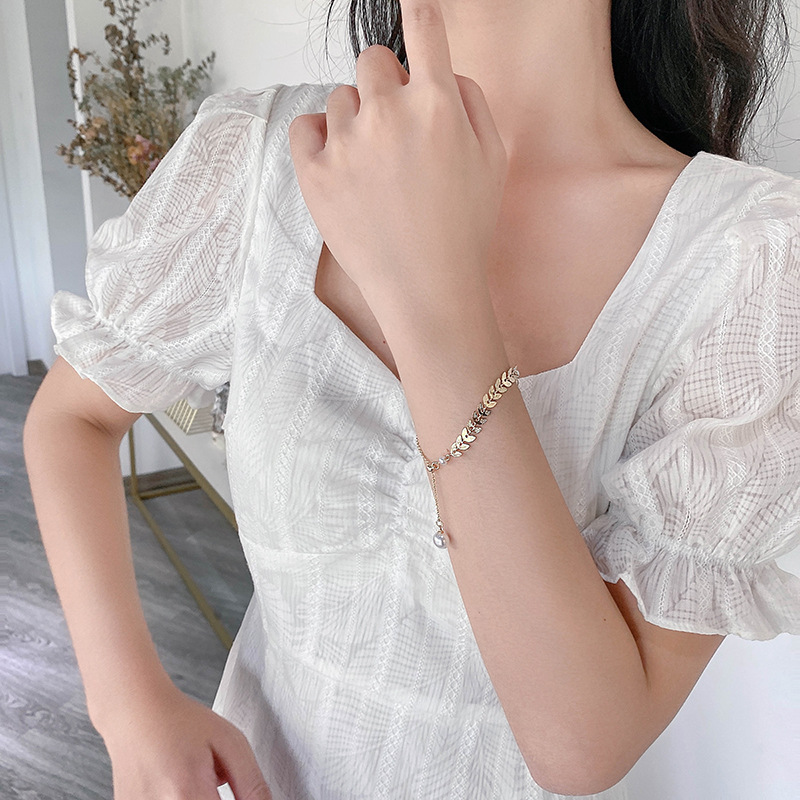 Gelang Desain Daun Gandum Aksen Mutiara Adjustable Gaya Korea Untuk Wanita
