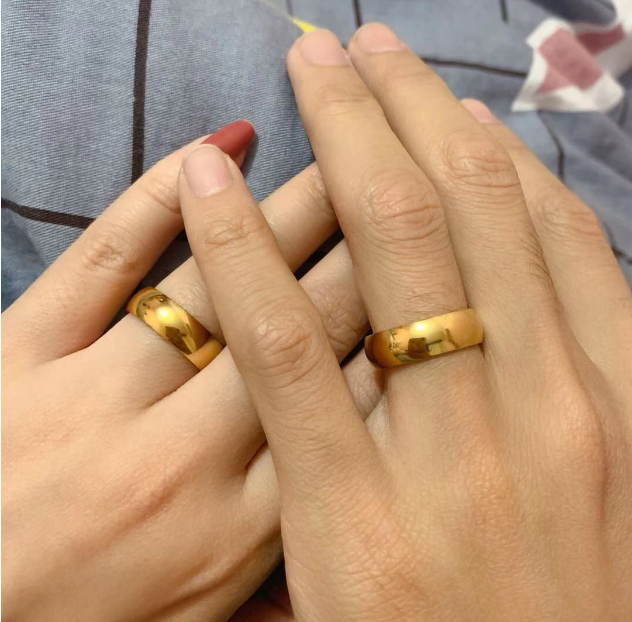 Cincin Emas Bentuk Bulat Bahan Logam Untuk Hadiah Teman Perempuan