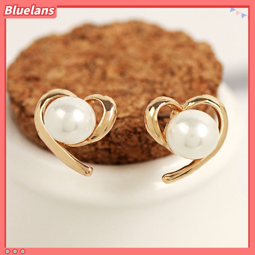 1 Pasang Anting Stud Bentuk Hati Aksen Mutiara Imitasi Bahan Alloy Gaya Elegan Untuk Harian