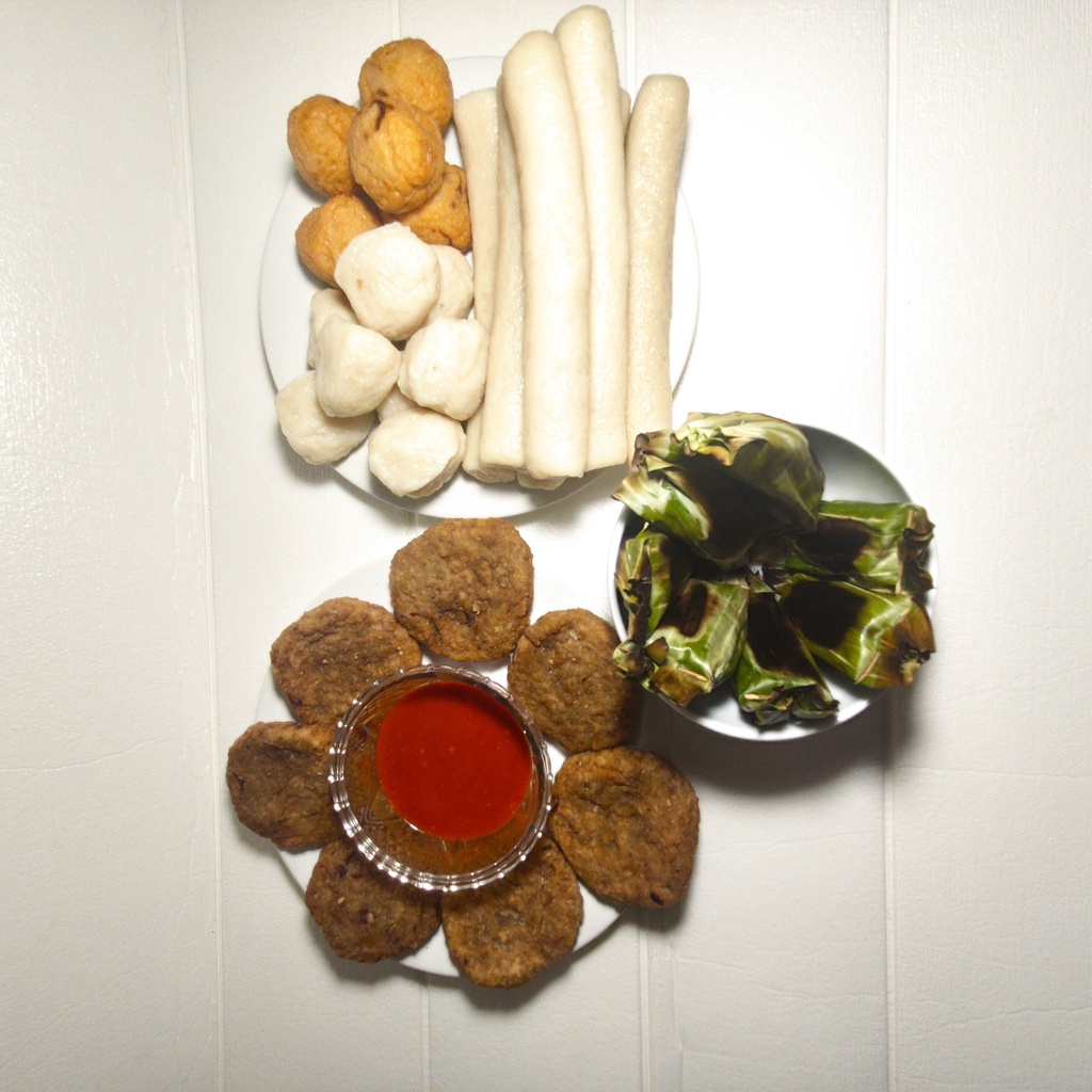 

Pempek Lenjer, Kulit, Adaan, Bakso rebus Bangka (isi 5) - 100% HALAL