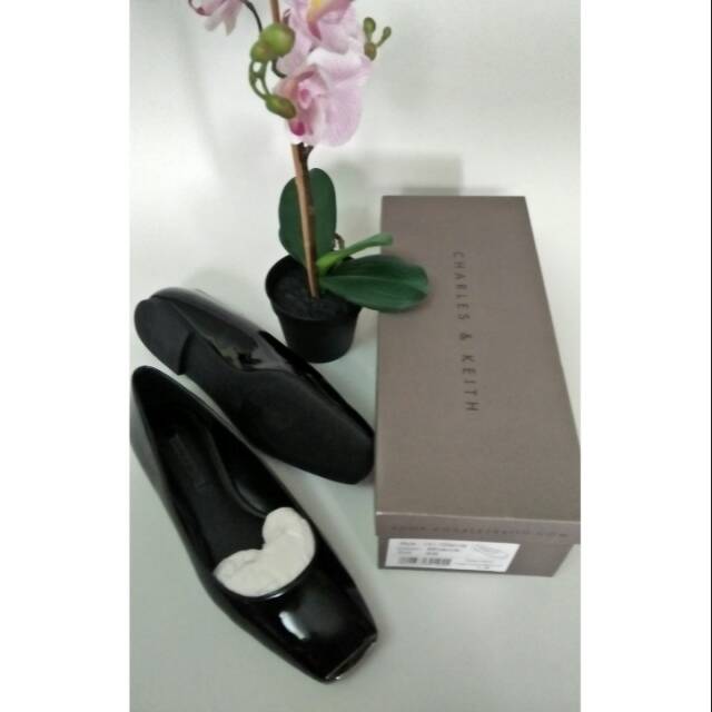 Sepatu wanita charles n keith